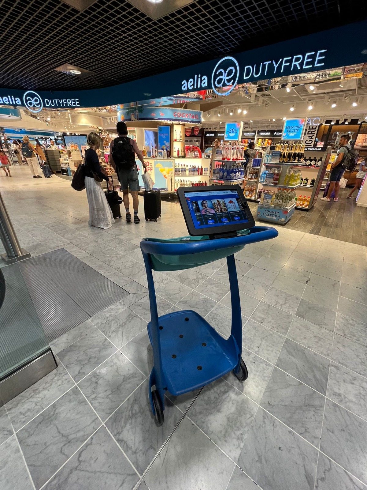 AI-TS trolley with integrated tablet in an airport duty-free area